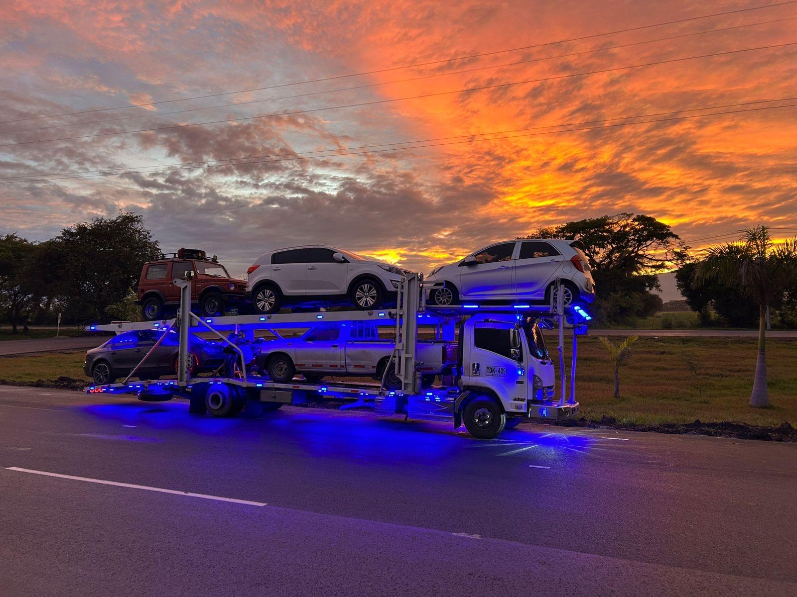 Operativo de carga de vehiculos para transporte terrestre en Colombia